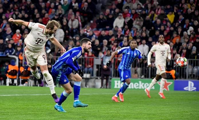 29.01.2025, xemx, Fussball UEFA Champions League, FC Bayern Muenchen - Slovan Bratislava v.l. Harry Kane (FC Bayern Muenchen), Kenan Bajric (Slovan Bratislava) Zweikampf, Aktion, action, battle for the ball (DFL DFB REGULATIONS PROHIBIT ANY USE OF PHOTOGRAPHS as IMAGE SEQUENCES and or QUASI-VIDEO) Muenchen