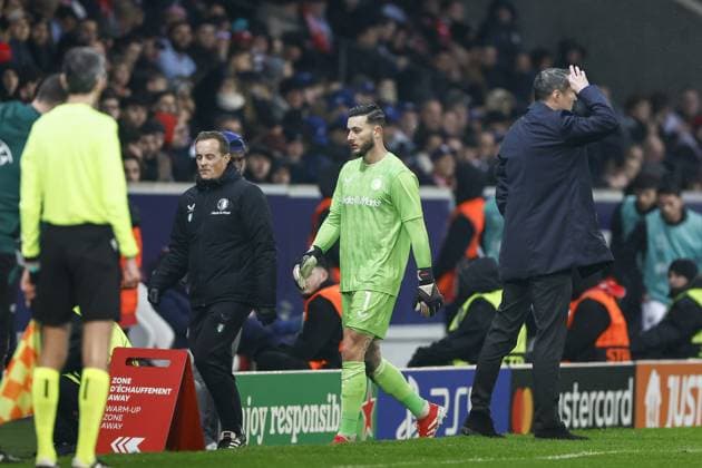 LILLE, 29-01-2025. Decathlon Arena Stade Pierre Mauroy. Football, UEFA Champions League season 2024 2025. Lille - Feyenoord. l;tf01 leaves the pitch injured during the match Borussia LOSC Lille - Feyenoord Lille - Feyenoord  x27613452x Copyright: