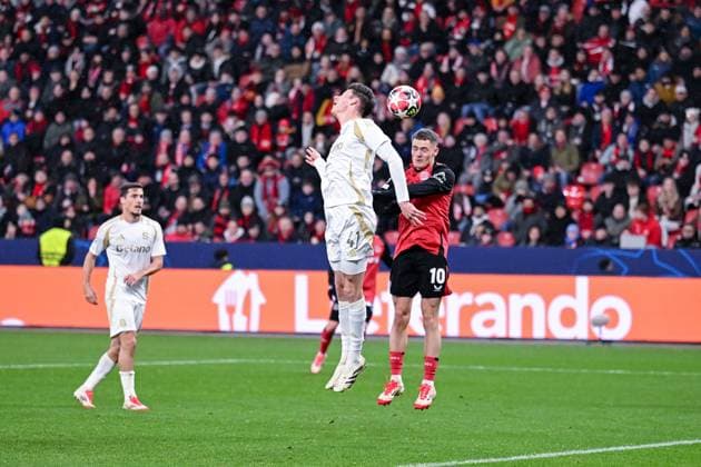 29.01.2025, Fussball, Champions League, 8. Spieltag, Saison 2024 2025, Bayer 04 Leverkusen - Sparta Prag, Jaroslav Zeleny (Sparta Prag) , Florian Wirtz (Bayer Leverkusen) xRHR-FOTO TKx Copyright: RHR-FOTOx RHR-FOTO TK