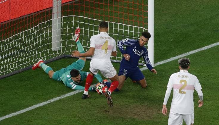 29.01.2025 Stuttgart , Champions League Fußball VfB Stuttgart vs. Paris St. Germain, von links: Fabian Bredlow ( VfB ) Josha Vagnoman ( VfB ) Desire Doue ( Paris )