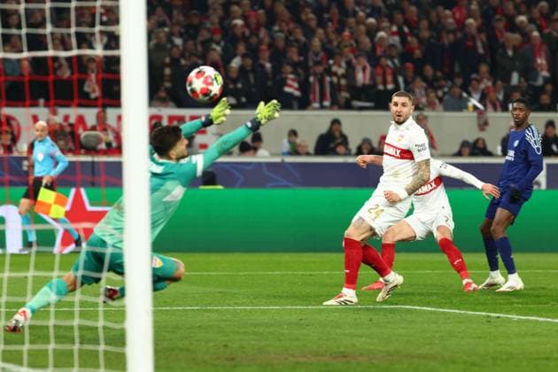 29.01.2025 Stuttgart , Champions League Fußball VfB Stuttgart vs. Paris St. Germain, v.r Ousmane Dembele (PSG) erzielt das Tor zum 3:0. Gemäß den Vorgaben der DFL Deutschen Fuï¬‚ball Liga ist es untersagt, in dem Stadion und oder vom Spiel angefertigte Fotoaufnahmen in Form von Sequenzbildern und oder videoähnlichen Fotostrecken zu verwerten bzw. verwerten zu lassen.