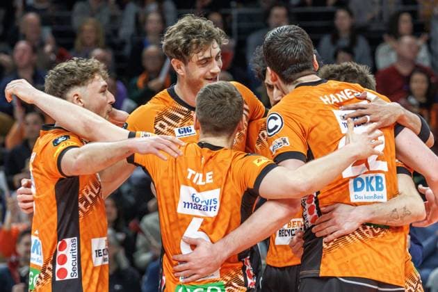 29.01.2025, Berlin, Volleyball: CEV Champions League, Maenner, Spieltag 6, BR Volleys gegen PGE Projekt Warschau, Max-Schmeling-Halle. Spieler der Berlin Volleys jubeln. BR Volleys - PGE Projekt Warschau