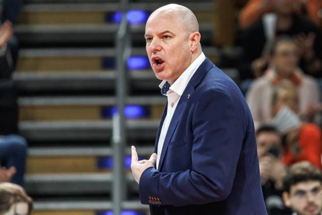 29.01.2025, Berlin, Volleyball: CEV Champions League, Maenner, Spieltag 6, BR Volleys gegen PGE Projekt Warschau, Max-Schmeling-Halle. Trainer Joel Banks der Berlin Volleys ruft seinem Team etwas zu. BR Volleys - PGE Projekt Warschau
