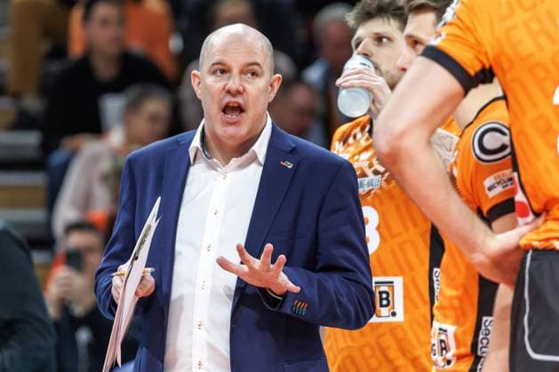 29.01.2025, Berlin, Volleyball: CEV Champions League, Maenner, Spieltag 6, BR Volleys gegen PGE Projekt Warschau, Max-Schmeling-Halle. Trainer Joel Banks der Berlin Volleys ruft seinem Team etwas zu. BR Volleys - PGE Projekt Warschau