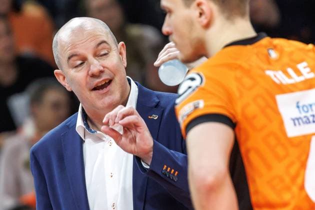 29.01.2025, Berlin, Volleyball: CEV Champions League, Maenner, Spieltag 6, BR Volleys gegen PGE Projekt Warschau, Max-Schmeling-Halle. Trainer Joel Banks der Berlin Volleys ruft seinem Team etwas zu. BR Volleys - PGE Projekt Warschau