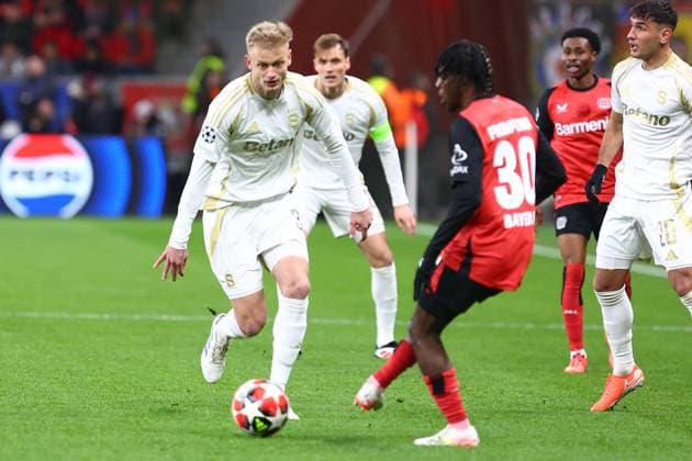 Jeremie Frimpong 30 (Bayer 04 Leverkusen) im Zweikampf, Aktion, mit Imanol Garcia de Albeniz 3 (AC Sparta Prag) Bayer 04 Leverkusen vs. AC Sparta Prag, Fussball, UEFA Champions League, 8. Spieltag, Saison 2024 2025, 29.01.2025 Foto: kolbert-press Ant Palmer BayArena NRW Deutschland