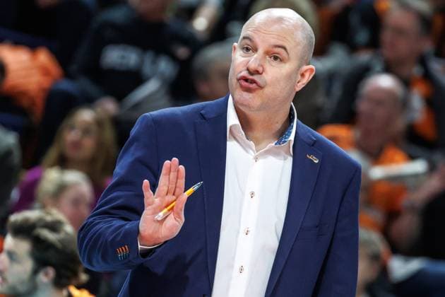29.01.2025, Berlin, Volleyball: CEV Champions League, Maenner, Spieltag 6, BR Volleys gegen PGE Projekt Warschau, Max-Schmeling-Halle. Trainer Joel Banks der Berlin Volleys ruft seinem Team etwas zu. BR Volleys - PGE Projekt Warschau