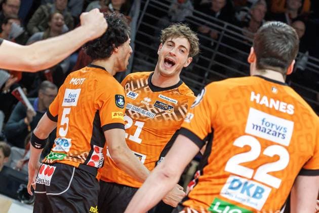 29.01.2025, Berlin, Volleyball: CEV Champions League, Maenner, Spieltag 6, BR Volleys gegen PGE Projekt Warschau, Max-Schmeling-Halle. Berlins Tobias Krick und Teamkollegen der Berlin Volleys jubeln. BR Volleys - PGE Projekt Warschau
