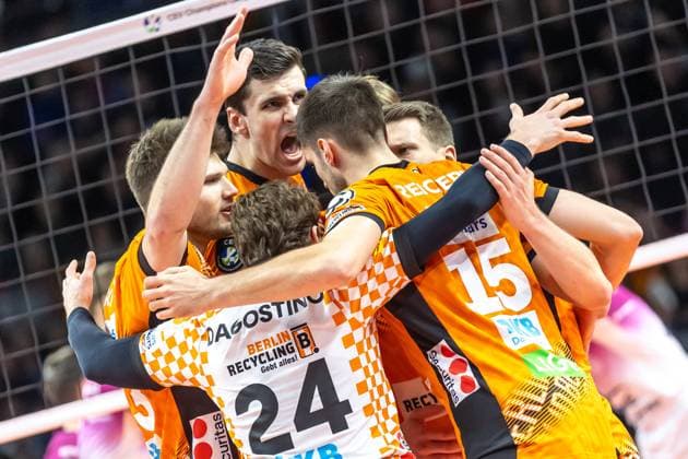 29.01.2025, Berlin, Volleyball: CEV Champions League, Maenner, Spieltag 6, BR Volleys gegen PGE Projekt Warschau, Max-Schmeling-Halle. Spieler der Berlin Volleys jubeln. BR Volleys - PGE Projekt Warschau