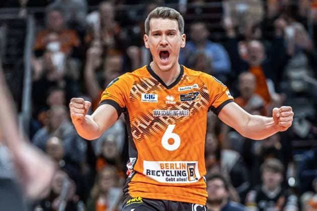 Sport Bilder des Tages 29.01.2025, Berlin, Volleyball: CEV Champions League, Maenner, Spieltag 6, BR Volleys gegen PGE Projekt Warschau, Max-Schmeling-Halle. Johannes Tille der Berlin Volleys jubelt. BR Volleys - PGE Projekt Warschau