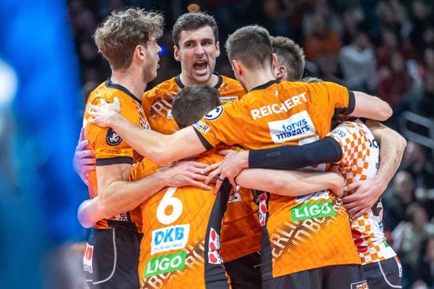29.01.2025, Berlin, Volleyball: CEV Champions League, Maenner, Spieltag 6, BR Volleys gegen PGE Projekt Warschau, Max-Schmeling-Halle. Spieler der Berlin Volleys jubeln. BR Volleys - PGE Projekt Warschau