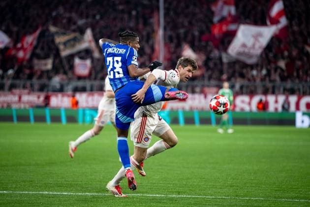 Thomas Mueller (FC Bayern Muenchen, 25) im Zweikampf mit Cesar Blackman (SK Slovan Bratislava, 28), GER, FC Bayern Muenchen vs. SK Slovan Bratislava, Fussball, UEFA Champions League, 8. Spieltag, Spielzeit 2024 2025, 29.01.2025 GER, FC Bayern Muenchen vs. SK Slovan Bratislava, Fussball, UEFA Champions League, 8. Spieltag, Spielzeit 2024 2025, 29.01.2025 Muenchen Copyright: xEibner-Pressefoto Memmlerx EP_MMR