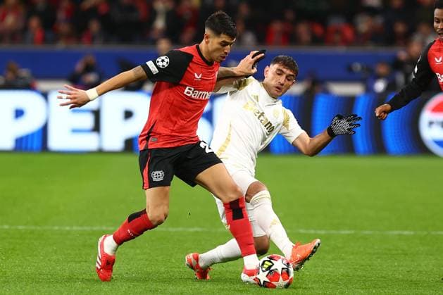 Exequiel Palacios 25 (Bayer 04 Leverkusen) im Zweikampf, Aktion, mit Qazim Laci 28 (AC Sparta Prag) Bayer 04 Leverkusen vs. AC Sparta Prag, Fussball, UEFA Champions League, 8. Spieltag, Saison 2024 2025, 29.01.2025 Foto: kolbert-press Ant Palmer BayArena NRW Deutschland