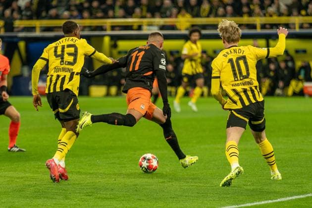 Jamie Gittens (Borussia Dortmund 09, 43 und Julian Brandt (Borussia Dortmund 09, 10) gegen Oleksandr Zubkov (Schachtar Donezk, 11), GER BVB Borussia Dortmund 09 vs. Schachtar Donezk, Fussball, Champions League, Spieltag 8, Saison 2024 2025, 29.01.2025 GER BVB Borussia Dortmund 09 vs. Schachtar Donezk, Fussball, Champions League, Spieltag 8, Saison 2024 2025, 29.01.2025 Dortmund Copyright: xEibner-Pressefoto FabianxFriesex EP_FFE