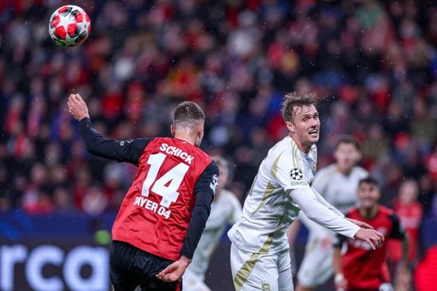29.01.2025, Fußball, Bayer 04 Leverkusen - AC Sparta Prag, UEFA Champions League, 8. Spieltag, BayArena, Saison 2024 2025: Patrik Schick (Bayer04 Leverkusen 14) im Zweikampf gegen Asger Sörensen (Sparta Prag 25) Nordrhein-Westfalen Deutschland