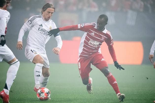 FOOTBALL: BREST vs REAL MADRID Baptiste AUTISSIER MAXPPP - Guingamp 29 01 2025 Baptiste AUTISSIER Maxppp Guingamp ; 29 01 2025 ; Luka Modric et Kamory Doumbia lors du match Brest vs Real Madrid comptant pour la 8e journee de la Ligue des Champions a Guingamp le 29 janvier 2025. Guingamp Guingamp Bretagne France  Copyright: xMAXPPPxBaptistexAUTISSIERx BAU202501299951 BAU202501299951