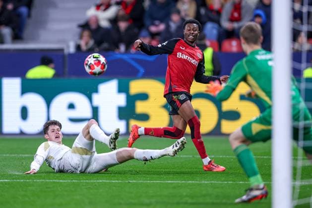 29.01.2025, Fußball, Bayer 04 Leverkusen - AC Sparta Prag, UEFA Champions League, 8. Spieltag, BayArena, Saison 2024 2025: Martin Vitik (Sparta Prag 41) im Zweikampf gegen Nathan Tella (Bayer04 Leverkusen 19) Nordrhein-Westfalen Deutschland