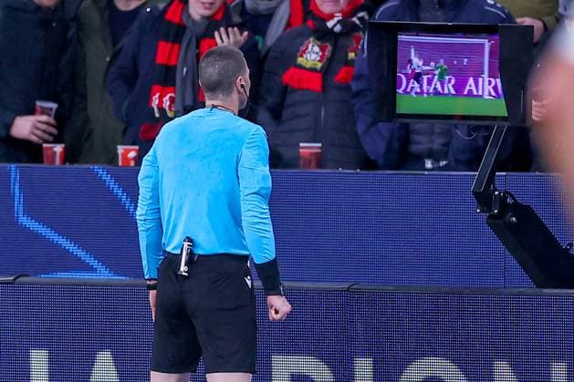 29.01.2025, Fußball, Bayer 04 Leverkusen - AC Sparta Prag, UEFA Champions League, 8. Spieltag, BayArena, Saison 2024 2025: Schiedsrichter Georgi Kabakov überprüft den Videoassist VAR Nordrhein-Westfalen Deutschland