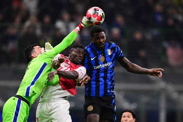 FC Internazionale Milano v AS Monaco - UEFA Champions League 2024 25 League Phase MD8 Radoslaw Majecki of AS Monaco, Mohammed Salisu of AS Monaco, and Marcos Thuram of Inter Milan battle for the ball during the UEFA Champions League 2024 25 League Phase MD8 match between Inter Milan and AS Monaco at San Siro Stadium in Milan, Italy, on January 29, 2025. Milan Lombardy Italy  Copyright: xAndreaxDiodatox originalFilename:diodato-intermil250129_npCX9.jpg