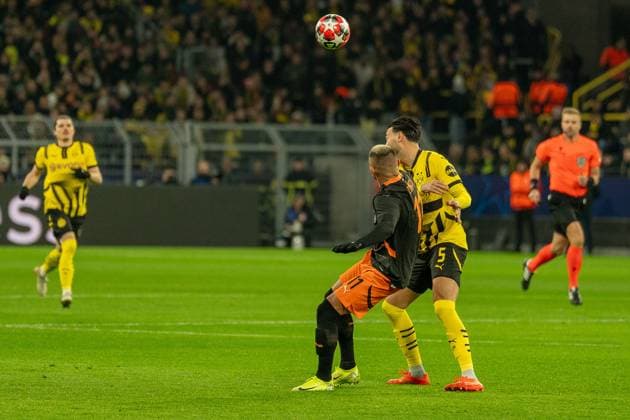 Zweikampf um den Ball, Oleksandr Zubkov (Schachtar Donezk, 11) und Ramy Bensebaini (Borussia Dortmund 09, 05), GER BVB Borussia Dortmund 09 vs. Schachtar Donezk, Fussball, Champions League, Spieltag 8, Saison 2024 2025, 29.01.2025 GER BVB Borussia Dortmund 09 vs. Schachtar Donezk, Fussball, Champions League, Spieltag 8, Saison 2024 2025, 29.01.2025 Dortmund Copyright: xEibner-Pressefoto FabianxFriesex EP_FFE