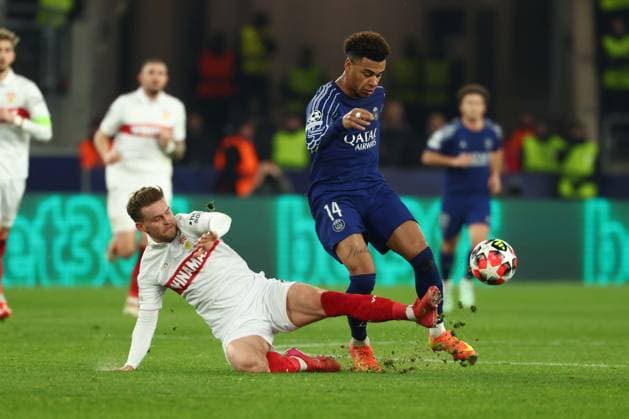 29.01.2025 Stuttgart , Champions League Fußball VfB Stuttgart vs. Paris St. Germain, v.l. Maximilian Mittelstädt (VfB) rettet vor Desire Doue (PSG) Gemäß den Vorgaben der DFL Deutschen Fuï¬‚ball Liga ist es untersagt, in dem Stadion und oder vom Spiel angefertigte Fotoaufnahmen in Form von Sequenzbildern und oder videoähnlichen Fotostrecken zu verwerten bzw. verwerten zu lassen.