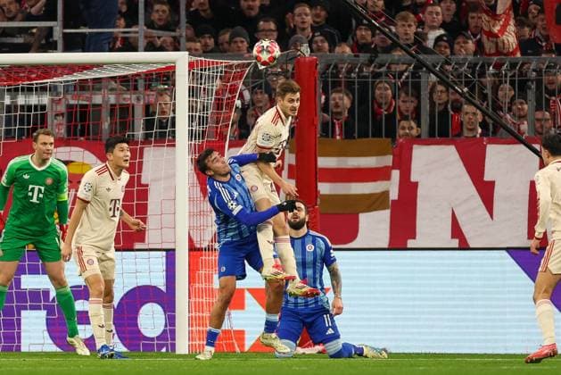 im Zweikampf, Aktion, mit David Strelec 13 (SK Slovan Bratislava), Josip Stanisic 44 (FC Bayern Muenchen), FC Bayern Muenchen vs. SK Slovan Bratislava, Fussball, Champions League, 8. Spieltag, 29.01.2025 Muenchen Bayern Deutschland