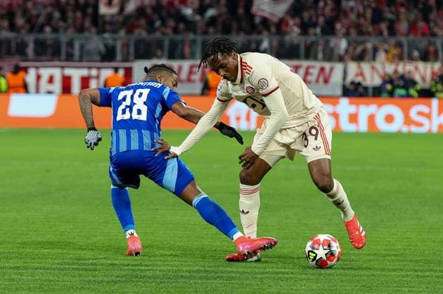 im Zweikampf, Aktion, mit Cesar Blackman 28 (SK Slovan Bratislava), Mathys Tel 39 (FC Bayern Muenchen), FC Bayern Muenchen vs. SK Slovan Bratislava, Fussball, Champions League, 8. Spieltag, 29.01.2025 Muenchen Bayern Deutschland