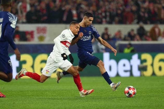 29.01.2025 Stuttgart , Champions League Fußball VfB Stuttgart vs. Paris St. Germain, v.l. Enzo Millot (VfB) Achraf Hakimi (PSG) Gemäß den Vorgaben der DFL Deutschen Fuï¬‚ball Liga ist es untersagt, in dem Stadion und oder vom Spiel angefertigte Fotoaufnahmen in Form von Sequenzbildern und oder videoähnlichen Fotostrecken zu verwerten bzw. verwerten zu lassen.