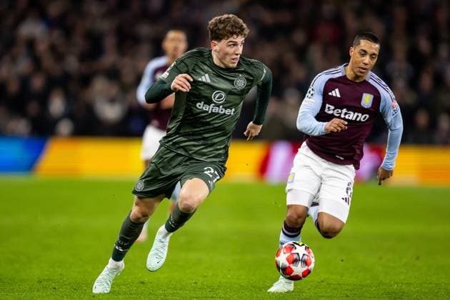 Aston Villa v Celtic Champions League 29 01 2025. Celtic midfielder Arne Engels (27) runs forward during the Champions League match between Aston Villa and Celtic at Villa Park, Birmingham, England on 29 January 2025. Birmingham Villa Park West Midlands England Editorial use only , Copyright: xManjitxNarotrax PSI-21358-0026
