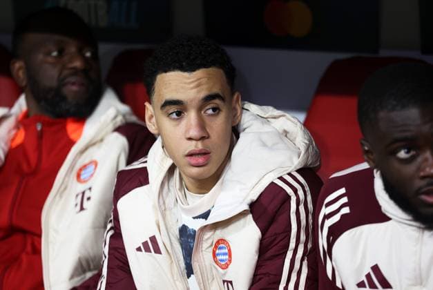 München, Deutschland, 29. Januar 2025: Fussball, Herren, Champions League, Saison 2024 2025, FC Bayern München - SK Slovan Bratislava, Allianz Arena, 8.Spieltag Jamal Musiala (FC Bayern München) auf der Auswechselbank sitzend, Blick nach links, nachdenken, nachdenklich