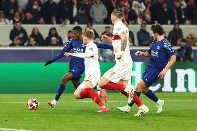 29.01.2025 Stuttgart , Champions League Fußball VfB Stuttgart vs. Paris St. Germain, v.l. Ousmane Dembele (PSG) erzielt das Tor zum 3:0 Gemäß den Vorgaben der DFL Deutschen Fuï¬‚ball Liga ist es untersagt, in dem Stadion und oder vom Spiel angefertigte Fotoaufnahmen in Form von Sequenzbildern und oder videoähnlichen Fotostrecken zu verwerten bzw. verwerten zu lassen.