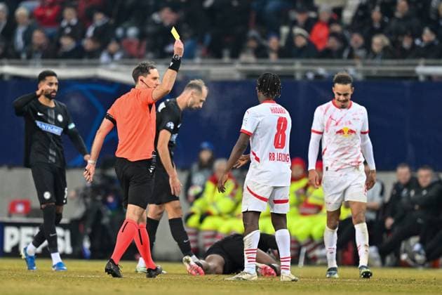 SOCCER - UEFA CL, Sturm vs RB Leipzig KLAGENFURT,AUSTRIA,29.JAN.25 - SOCCER - UEFA Champions League, SK Sturm Graz vs RasenBallsport Leipzig. Image shows referee Mykola Balakin (UKR) and Amadou Haidara (RB Leipzig). Keywords: yellow card.  GEPAxpictures xAvnixRetkoceri