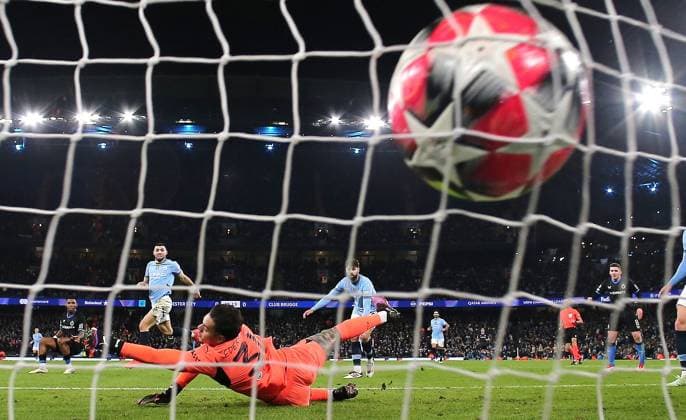 Sport Bilder des Tages Raphael Onyedika of Club Brugge scores the opening goal past Ederson of Manchester City Manchester City v Club Brugge, UEFA Champions League, Group Stage, Football, Etihad Stadium, Manchester, UK - 29 Jan 2025 EDITORIAL USE ONLY No use with unauthorised audio, video, data, fixture lists, club league logos or live services. Online in-match use limited to 120 images, no video emulation. No use in betting, games or single club league player publications.  Copyright: xShutterstockx 15123154ab