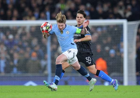 Kevin De Bruyne of Manchester City competes for the ball with Ardon Jashari of Club Brugge Manchester City v Club Brugge, UEFA Champions League, Group Stage, Football, Etihad Stadium, Manchester, UK - 29 Jan 2025 EDITORIAL USE ONLY No use with unauthorised audio, video, data, fixture lists, club league logos or live services. Online in-match use limited to 120 images, no video emulation. No use in betting, games or single club league player publications.  Copyright: xShutterstockx 15123154af