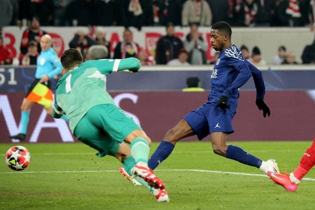 29.01.2025, xmohx, Fussball UEFA Champions League, VfB Stuttgart - Paris St.Germain v.l. Ousame Dembele (PSG Paris St.Germain) Torschuetze, erzielt das Tor, Treffer, scores the goal 0:2 Fabian Bredlow (VfB Stuttgart) (DFL DFB REGULATIONS PROHIBIT ANY USE OF PHOTOGRAPHS as IMAGE SEQUENCES and or QUASI-VIDEO) Stuttgart