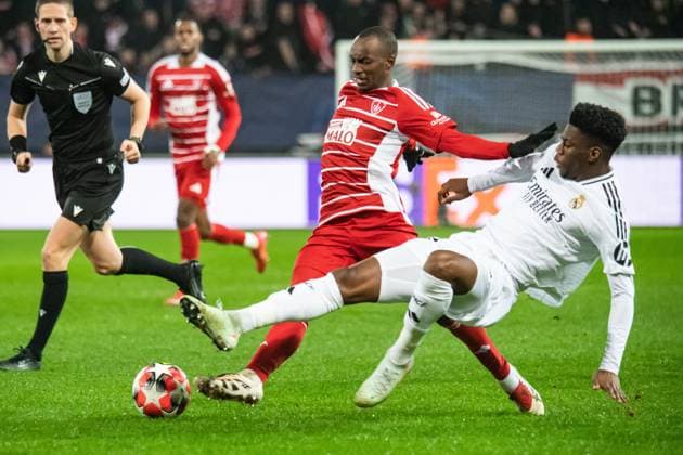 FOOTBALL: BREST vs REAL MADRID Baptiste AUTISSIER MAXPPP - Guingamp 29 01 2025 Baptiste AUTISSIER Maxppp Guingamp ; 29 01 2025 ; Kamory Doumbia et Aurelien Tchouameni lors du match Brest vs Real Madrid comptant pour la 8e journee de la Ligue des Champions a Guingamp le 29 janvier 2025. Guingamp Guingamp Bretagne France  Copyright: xMAXPPPxBaptistexAUTISSIERx BAU202501299963 BAU202501299963