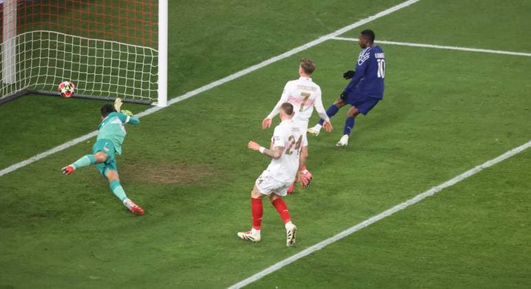 29.01.25 VfB Stuttgart - Paris St. Germain Deutschland, Stuttgart, 29.01.2025, Fussball, UEFA Champions League, VfB Stuttgart - Paris St. Germain: (VfB Stuttgart). Nr.10 Ousmane Dembele 0:2 Tor Paris.Torwart Fabian Bredlow, Maximilian Mittelstädt, Jeff Chabot VFB