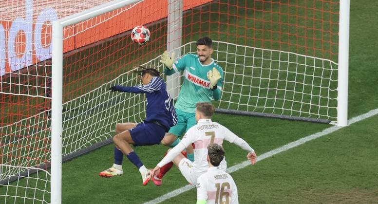 29.01.25 VfB Stuttgart - Paris St. Germain Deutschland, Stuttgart, 29.01.2025, Fussball, UEFA Champions League, VfB Stuttgart - Paris St. Germain: (VfB Stuttgart). 0:1 GTor von Bradley Barcola Paris, VFB Torwart Fabian Bredlow im Tor.