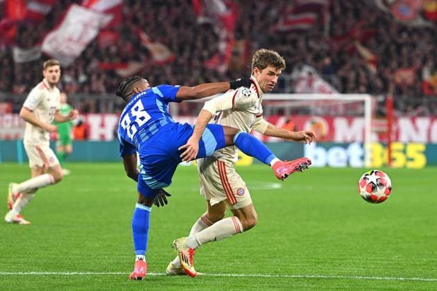 Cesar BLACKMAN (Bratislava), Aktion,Zweikampf gegen Thomas MUELLER (MÜLLER,Bayern Muenchen). Fussball Champions League Ligaphase, FC Bayern Muenchen - SK Slovan Bratislava am 29.01.2025 , A L L I A N Z A R E N A.