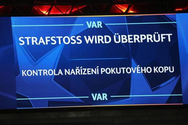 29.01.2025, xtstrx, Fussball UEFA Champions League, Bayer 04 Leverkusen - Sparta Prag v.l. VAR Entscheidung Elfmeter (DFL DFB REGULATIONS PROHIBIT ANY USE OF PHOTOGRAPHS as IMAGE SEQUENCES and or QUASI-VIDEO) Leverkusen