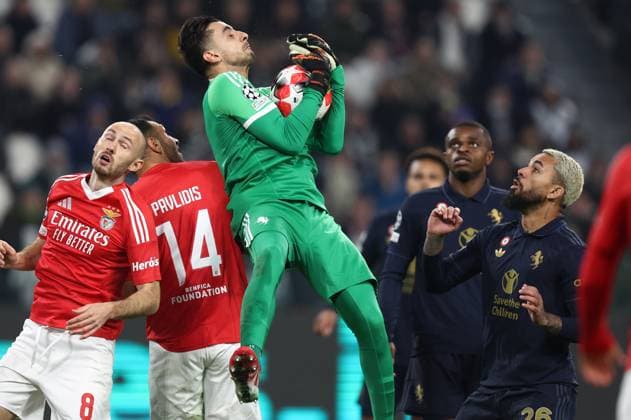 Mattia Perin (Juventus Fc) controls the ball, UEFA Champions League 2024 25 League Phase MD1, Juventus Turin v SL Benfica, Allianz Stadium, January 29, 2025, Turin, Italy.