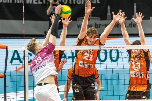 29.01.2025, Berlin, Volleyball: CEV Champions League, Maenner, Spieltag 6, BR Volleys gegen PGE Projekt Warschau, Max-Schmeling-Halle. Berlins Tobias Krick und Ruben Schott (r) gehen im Block zum Ball. BR Volleys - PGE Projekt Warschau
