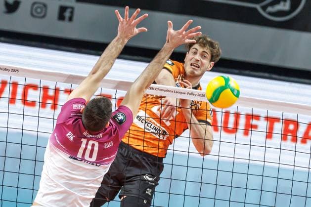 29.01.2025, Berlin, Volleyball: CEV Champions League, Maenner, Spieltag 6, BR Volleys gegen PGE Projekt Warschau, Max-Schmeling-Halle. Berlins Tobias Krick (r) spielt den Ball gegen Yuriy Semenyuk von PGE Projekt Warschau. BR Volleys - PGE Projekt Warschau