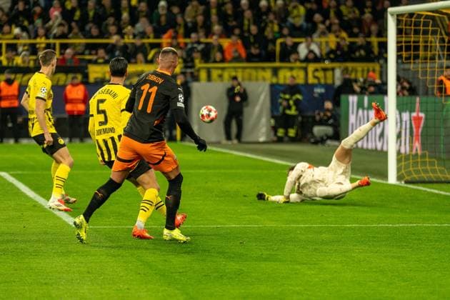 Gregor Kobel (Borussia Dortmund 09, 01) konnte den Schuss von Oleksandr Zubkov (Schachtar Donezk, 11) mit einer Parade abwehren, Ramy Bensebaini (Borussia Dortmund 09, 05), GER BVB Borussia Dortmund 09 vs. Schachtar Donezk, Fussball, Champions League, Spieltag 8, Saison 2024 2025, 29.01.2025 GER BVB Borussia Dortmund 09 vs. Schachtar Donezk, Fussball, Champions League, Spieltag 8, Saison 2024 2025, 29.01.2025 Dortmund Copyright: xEibner-Pressefoto FabianxFriesex EP_FFE