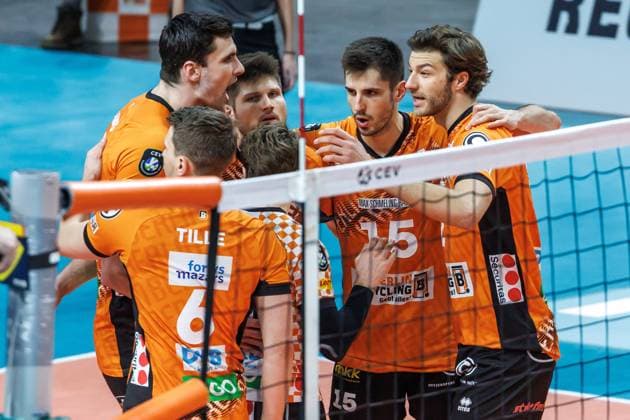 29.01.2025, Berlin, Volleyball: CEV Champions League, Maenner, Spieltag 6, BR Volleys gegen PGE Projekt Warschau, Max-Schmeling-Halle. Spieler der Berlin Volleys jubeln. BR Volleys - PGE Projekt Warschau