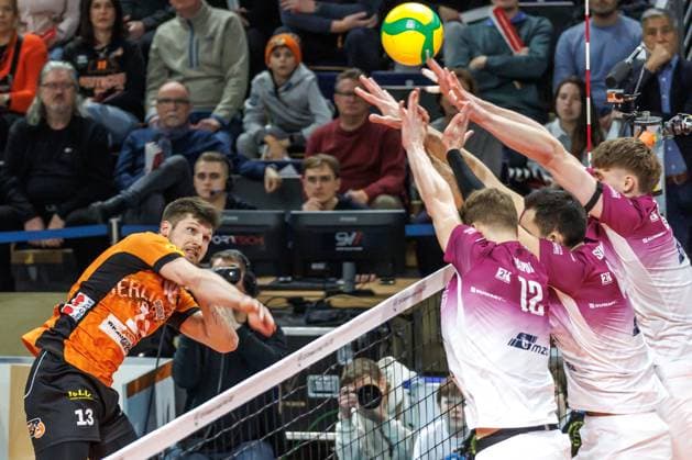 29.01.2025, Berlin, Volleyball: CEV Champions League, Maenner, Spieltag 6, BR Volleys gegen PGE Projekt Warschau, Max-Schmeling-Halle. Berlins Ruben Schott (l-r) spielt den Ball gegen den Block aus Artur Szalpuk von PGE Projekt Warschau und Kollegen. BR Volleys - PGE Projekt Warschau