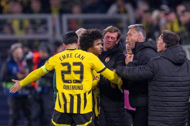 29.01.2025, Borussia Dortmund - Schachtar Donezk, UEFA Champions League, 8. Spieltag: Dortmunds Emre Can (l) und Dortmunds Karim Adeyemi legen sich mit Donezks Trainer Marino Pusic an. WICHTIGER HINWEIS: Gemäß den Vorgaben der UEFA ist es untersagt, in dem Stadion und oder vom Spiel angefertigte Fotoaufnahmen in Form von Sequenzbildern und oder videoähnlichen Fotostrecken zu verwerten bzw. verwerten zu lassen. Copyright: xDavidxInderliedx