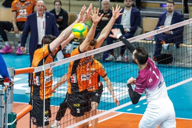 29.01.2025, Berlin, Volleyball: CEV Champions League, Maenner, Spieltag 6, BR Volleys gegen PGE Projekt Warschau, Max-Schmeling-Halle. Kevin Tillie (l-r) von PGE Projekt Warschau Projekt Warschau spielt den Ball gegen Berlins Block aus Matthew Knigge und Jake Hanes. BR Volleys - PGE Projekt Warschau
