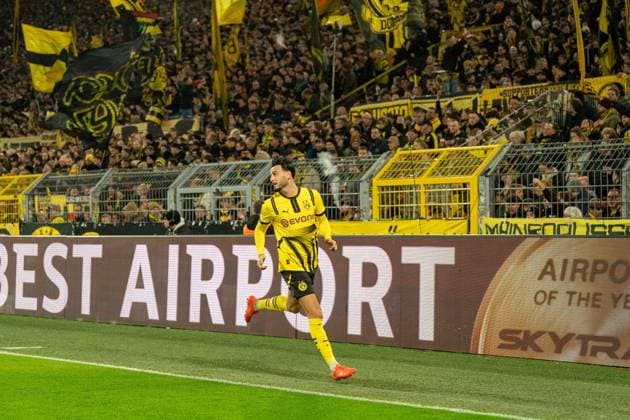 Ramy Bensebaini (Borussia Dortmund 09, 05) kommt nach seiner Behandlung zurueck auf den Platz, GER BVB Borussia Dortmund 09 vs. Schachtar Donezk, Fussball, Champions League, Spieltag 8, Saison 2024 2025, 29.01.2025 GER BVB Borussia Dortmund 09 vs. Schachtar Donezk, Fussball, Champions League, Spieltag 8, Saison 2024 2025, 29.01.2025 Dortmund Copyright: xEibner-Pressefoto FabianxFriesex EP_FFE