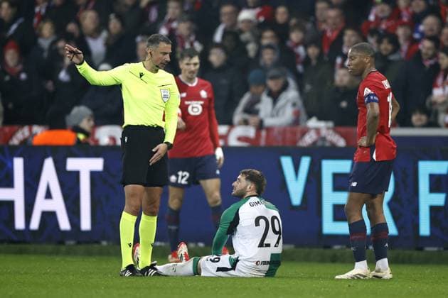 LILLE - Santiago Gimenez of Feyenoord sits injured on the ground during the UEFA Champions League match between Lille OSC and Feyenoord at Stade Pierre Mauroy on Jan. 29, 2025 in Lille, France. ANP MAURICE VAN STEEN UEFA Champions League 2024 25 League Phase MD8 2024 25 xVIxANPxSportx xxANPxIVx 518656404 originalFilename: 518656404.jpg
